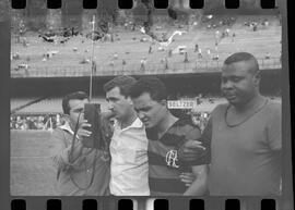 Fotografia "CAPEONATO [CAMPEONATO] CARIOCA DE 1963' (PROFISSIONAIS) (1º Turno) Jogo Famengo [Flamengo] x Campo Grande (5 x 0); Jogo Flamengo e Campo Grande, Reportagem de Esporte" ([Local n/d] , 1963) [negativo]. / Fotógrafo(a): Ribeiro; Demócrito.  -- ITEM-0054.