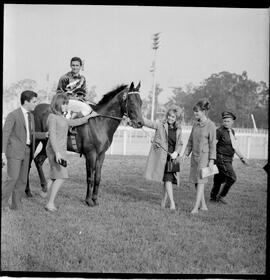 Fotografia "2 GRANDE PRÊMIO 'DOUTOR FRONTIN' TURF (Vendedor o cavalo 'Atramo' pilotado pelo jouqie [jóquei] Manoel Silva)" ([Local n/d] , 1963) [negativo]. / Fotógrafo(a): Alvaro.  -- ITEM-0005.