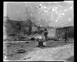 Fotografia "Polícia - incêndio" ([Local n/d] , [Data n/d]) [negativo]. / Fotógrafo(a): Vieira.  -- ITEM-0002.