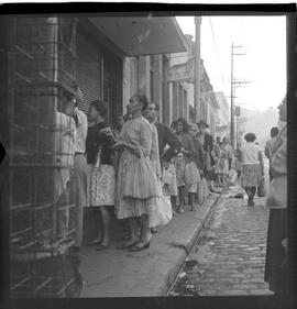 Fotografia "LEITE' Reportagem com falta de leite filas para compra do produto, Reportagem de Duarte" ([Local n/d] , 1963) [negativo]. / Fotógrafo(a): José Gomes.  -- ITEM-0008.