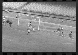 Fotografia "CAMPEONATO CARIOCA DE PROFISSIONAIS DE 1963' (1º Turno) Jogo Bangú x S. Cristovão (3 x 0)" ([Local n/d] , 1963) [negativo]. / Fotógrafo(a): Rodolfo.  -- ITEM-0014.