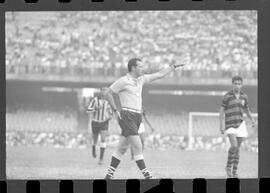 Fotografia "FUTEBOL = 'CAMPEONATO CARIOCA DE PROFISSIONAIS' Jogo Flamengo x Botafogo (3 x 1), America x Portuguesa (2 x 1), Madureira x Bangu (1 x 2), C. Grande x S. Cristovão (1 x 0) e C. Rio x Olaria (1 x 7), Reportagem de Esporte" ([Local n/d] , 1963) [negativo]. / Fotógrafo(a): Equipe.  -- ITEM-0044.