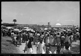 Fotografia "Banho a fantasia em Ramos e homenagem a Última Hora na Ilha do Governador" ([Local n/d] , [Data n/d]) [negativo]. / Fotógrafo(a): Rodo.  -- ITEM-0022.