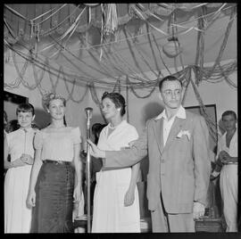 Fotografia "Concursos de beleza - R.J. ('Rainha do Verão, 1952'). Terezinha Del Panta, Reportagem Geral" ([Local n/d] , 1952) [negativo]. / Fotógrafo(a): Equipe.  -- ITEM-0009.