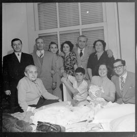 Fotografia "Aniversário - Genitora do Sr. Samuel Wainer - Funcionário do Jornal 'UH'" ([Local n/d] , [Data n/d]) [negativo]. / Fotógrafo(a): Domingos.  -- ITEM-0002.