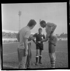 Fotografia "CAMPEONATO CARIOCA DE PROFISSIONAIS de 1963' FUTEBOL" ([Local n/d] , 1963) [negativo]. / Fotógrafo(a): Equipe.  -- ITEM-0010.