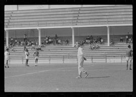 Fotografia "FLUMINENSE F.C.' Treino do Fluminense, Reportagem de Esporte" ([Local n/d] , 1963) [negativo]. / Fotógrafo(a): Democrito.  -- ITEM-0027.