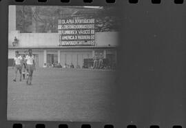 Fotografia "Jogos Campeonato Carioca; 'CAMPEONATO CARIOCA DE 1963' de PROFISSIONAIS (1º Turno) Jogos Vasco x Fluminense (3 x 1) Botafogo x Canto do Rio (3 x 0) America x Madureira (5 x 2) e Olaria x Portuguesa, Reportagem de Esporte" ([Local n/d] , 1963) [negativo]. / Fotógrafo(a): Equipe.  -- ITEM-0113.