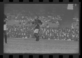 Fotografia "FUTEBOL = 'CAMPEONATO CARIOCA DE PROFISSIONAIS' Jogo Flamengo x Botafogo (3 x 1), America x Portuguesa (2 x 1), Madureira x Bangu (1 x 2), C. Grande x S. Cristovão (1 x 0) e C. Rio x Olaria (1 x 7), Reportagem de Esporte" ([Local n/d] , 1963) [negativo]. / Fotógrafo(a): Equipe.  -- ITEM-0258.