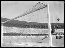 Fotografia "Esporte - futebol - Vasco x Palmeiras" ([Local n/d] , [Data n/d]) [negativo]. / Fotógrafo(a): Ângelo.  -- ITEM-0014.