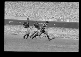 Fotografia "FUTEBOL = 'CAMPEONATO CARIOCA DE PROFISSIONAIS' Jogo Flamengo x Botafogo (3 x 1), America x Portuguesa (2 x 1), Madureira x Bangu (1 x 2), C. Grande x S. Cristovão (1 x 0) e C. Rio x Olaria (1 x 7), Reportagem de Esporte" ([Local n/d] , 1963) [negativo]. / Fotógrafo(a): Equipe.  -- ITEM-0150.