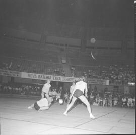 Fotografia "Volei Voleibol - Campeonato Internacional de Voleibol" ([Local n/d] , 1960) [negativo]. / Fotógrafo(a): Demócrito.  -- ITEM-0005.