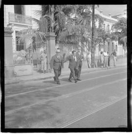 Fotografia "Helio Fernandes na P.E. (Chegada dos advogados, Prado Keli e Prudente de Morais Neto e o presidente do inquérito militar o Gal. Crisanto Figueiredo de Miranda" ([Local n/d] , 1963) [negativo]. / Fotógrafo(a): Rodolfo.  -- ITEM-0022.