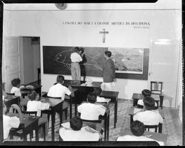 Fotografia "Pesca - R.J. (Escola Técnica Darcy Vargas), Reportagem Geral" ([Local n/d] , [Data n/d]) [negativo]. / Fotógrafo(a): Jean Manzon.  -- ITEM-0001.