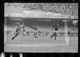 Fotografia "FUTEBOL = 'CAMPEONATO CARIOCA DE PROFISSIONAIS' Jogo Flamengo x Botafogo (3 x 1), America x Portuguesa (2 x 1), Madureira x Bangu (1 x 2), C. Grande x S. Cristovão (1 x 0) e C. Rio x Olaria (1 x 7), Reportagem de Esporte" ([Local n/d] , 1963) [negativo]. / Fotógrafo(a): Equipe.  -- ITEM-0120.