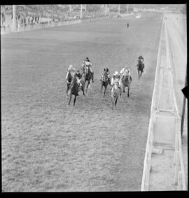 Fotografia "2 GRANDE PRÊMIO 'DOUTOR FRONTIN' TURF (Vendedor o cavalo 'Atramo' pilotado pelo jouqie [jóquei] Manoel Silva)" ([Local n/d] , 1963) [negativo]. / Fotógrafo(a): Alvaro.  -- ITEM-0008.