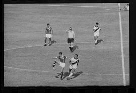 Fotografia "Jogos Campeonato Carioca; 'CAMPEONATO CARIOCA DE 1963' de PROFISSIONAIS (1º Turno) Jogos Vasco x Fluminense (3 x 1) Botafogo x Canto do Rio (3 x 0) America x Madureira (5 x 2) e Olaria x Portuguesa, Reportagem de Esporte" ([Local n/d] , 1963) [negativo]. / Fotógrafo(a): Equipe.  -- ITEM-0098.