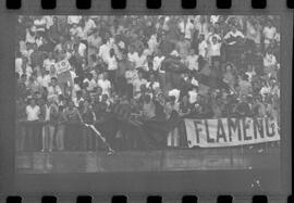 Fotografia "FUTEBOL = 'CAMPEONATO CARIOCA DE PROFISSIONAIS' Jogo Flamengo x Botafogo (3 x 1), America x Portuguesa (2 x 1), Madureira x Bangu (1 x 2), C. Grande x S. Cristovão (1 x 0) e C. Rio x Olaria (1 x 7), Reportagem de Esporte" ([Local n/d] , 1963) [negativo]. / Fotógrafo(a): Equipe.  -- ITEM-0025.