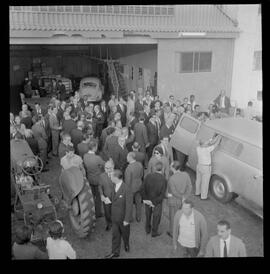 Fotografia "Chegada do Corpo de Paulo Bittencurt" ([Local n/d] , 1963) [negativo]. / Fotógrafo(a): Paulo André.  -- ITEM-0011.