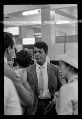 Fotografia "Galeão - embarque de Amarildo e Paulo Amaral, para a Itália" ([Local n/d] , 1963) [negativo]. / Fotógrafo(a): Pedro.  -- ITEM-0001.