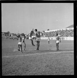 Fotografia "FUTEBOL = 'CAMPEONATO CARIOCA DE PROFISSIONAIS' Jogo Flamengo x Botafogo (3 x 1), America x Portuguesa (2 x 1), Madureira x Bangu (1 x 2), C. Grande x S. Cristovão (1 x 0) e C. Rio x Olaria (1 x 7), Reportagem de Esporte" ([Local n/d] , 1963) [negativo]. / Fotógrafo(a): Equipe.  -- ITEM-0313.