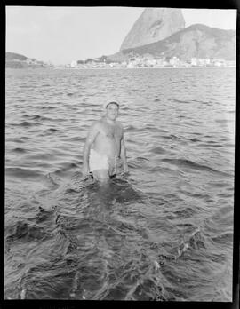 Fotografia "Enquete no Pão de Açúcar, praia e etc" ([Local n/d] , [Data n/d]) [negativo]. / Fotógrafo(a): Hélio Santos.  -- ITEM-0001.