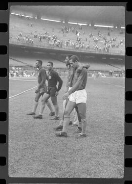 Fotografia "FLUMINENSE X BONSUCESSO; 'CAPEONATO [CAMPEONATO] CARIOCA DE FUTEBOL PROFISSIONAIS' Jogo no Maracanã - Fluminense x Bonsucesso (3x0), sendo que este jogo foi anulado devido a irregularidade havida), Reportagem de Esporte" ([Local n/d] , 1963) [negativo]. / Fotógrafo(a): Demócrito; Ribeiro.  -- ITEM-0079.