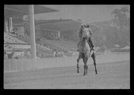 Fotografia "SWEEPSTAKE' Reportagem no Hip. Gávea, Grande Prêmio Brasil (Aprontos dos cavalos, 'Sing-Sing', 'Atramo', 'Cencerro' e 'Semillon' com vistas ao G.P. Brasil de 1963', Reportagem de Wilson Nascimento" ([Local n/d] , 1963) [negativo]. / Fotógrafo(a): Rodolpho.  -- ITEM-0016.