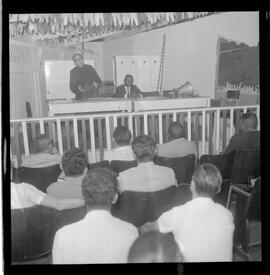 Fotografia "CONFERÊNCIAS' Conferência do Padre Alípio, na União dos Portuários, Reportagem de Raimundo" ([Local n/d] , 1963) [negativo]. / Fotógrafo(a): Joel.  -- ITEM-0001.