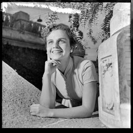 Fotografia "Terezinha Del Panta - Candidata ao 'Concurso Rainha do Verão', Reportagem Geral" ([Local n/d] , [Data n/d]) [negativo]. / Fotógrafo(a): Equipe.  -- ITEM-0002.
