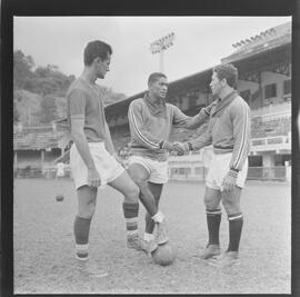 Fotografia "Rep c/ Treino do fluminense, em Laranjeiras; FUTEBOL = FLUMINENSE TREINA MANOEL PARA SUBSTITUIR VALDO" ([Local n/d] , 1961) [negativo]. / Fotógrafo(a): Democrito.  -- ITEM-0008.