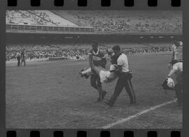 Fotografia "CAMPEONATO CARIOCA DE PROFISSIONAIS DE 1963' (1º Turno) Jogo Vasco da Gama x Olaria (1 x 0) no Maracanã" ([Local n/d] , 1963) [negativo]. / Fotógrafo(a): Demócrito; Ribeiro.  -- ITEM-0075.