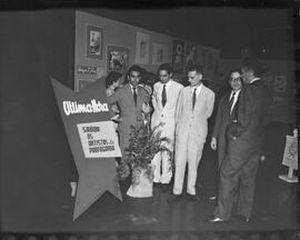 Fotografia "Salão de Propaganda: Visita do Samuel Wainer" ([Local n/d] , [Data n/d]) [negativo]. / Fotógrafo(a): [Autoria n/d].  -- ITEM-0001.