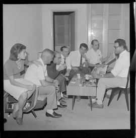 Fotografia "Reportagem 'UH' Entrevista com o técnico Tim do Bangu (em companhia de sua família em sua residência), Reportagem de Geraldo Escobar" ([Local n/d] , 1963) [negativo]. / Fotógrafo(a): Demócrito Bezerra.  -- ITEM-0003.