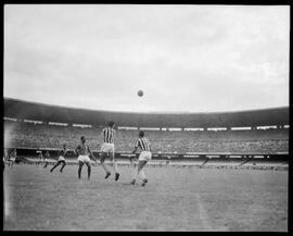 Fotografia "Futebol - Jogos diversos de domingo dia 30/12/1951" ([Local n/d] , 1951) [negativo]. / Fotógrafo(a): [Autoria n/d].  -- ITEM-0028.