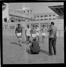 Fotografia "AMERICA F.C.' Rep. c/ Treino do America e reportagem com o goleiro Pompeia em companhia do técnico Daniel Pinto), Reportagem de Esporte" ([Local n/d] , 1963) [negativo]. / Fotógrafo(a): Democrito.  -- ITEM-0007.