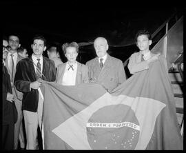 Fotografia "Estudantes - chegada de dissidentes de Berlim" ([Local n/d] , [Data n/d]) [negativo]. / Fotógrafo(a): Jankiel.  -- ITEM-0008.