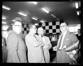 Fotografia "Embarque dos Srs. Samuel Wainer e Paulo da Silveira no Aeroporto Santos Dumont" ([Local n/d] , [Data n/d]) [negativo]. / Fotógrafo(a): [Autoria n/d].  -- ITEM-0004.
