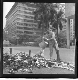 Fotografia "Lixo' Reportagem c/ Lixo na Cidade" ([Local n/d] , 1963) [negativo]. / Fotógrafo(a): Méra.  -- ITEM-0004.