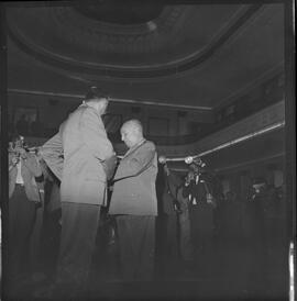 Fotografia "Ministério da Guerra' Entrega de Espadas aos novos generais. Alfredo Pinheiro, Joaquim de Melo Camarinha, Napoleão Nobre e Luis Lopes de Miranda etc...com a presença do Gal. José Machado Lopes), Reportagem de Sonia" ([Local n/d] , 1963) [negativo]. / Fotógrafo(a): Rodolpho.  -- ITEM-0005.