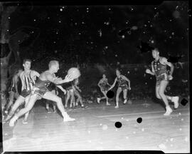 Fotografia "Esporte - basquete internacional" ([Local n/d] , [Data n/d]) [negativo]. / Fotógrafo(a): Ângelo.  -- ITEM-0002.