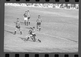 Fotografia "FUTEBOL = 'CAMPEONATO CARIOCA DE PROFISSIONAIS' Jogo Flamengo x Botafogo (3 x 1), America x Portuguesa (2 x 1), Madureira x Bangu (1 x 2), C. Grande x S. Cristovão (1 x 0) e C. Rio x Olaria (1 x 7), Reportagem de Esporte" ([Local n/d] , 1963) [negativo]. / Fotógrafo(a): Equipe.  -- ITEM-0106.