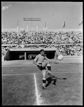 Fotografia "Futebol, treino do Selecionado Brasileiro no Chile" ([Local n/d] , [Data n/d]) [negativo]. / Fotógrafo(a): [Autoria n/d].  -- ITEM-0019.