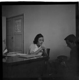 Fotografia "Escola França' Escola recém inaugurada em Piedade, sem condições para aulas a alunos transferidos para tal Escola, Reportagem com Diretora, Maria José Borges Capela), Reportagem de Adilson" ([Local n/d] , 1963) [negativo]. / Fotógrafo(a): Méra.  -- ITEM-0006.