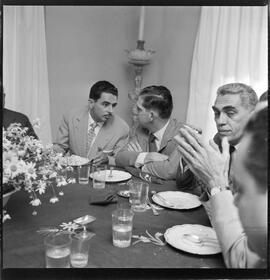 Fotografia "Reunião política na residência do Dr. Bocayuva" ([Local n/d] , [Data n/d]) [negativo]. / Fotógrafo(a): Walter Firmo (?).  -- ITEM-0005.