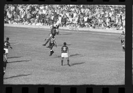 Fotografia "FUTEBOL = 'CAMPEONATO CARIOCA DE PROFISSIONAIS' Jogo Flamengo x Botafogo (3 x 1), America x Portuguesa (2 x 1), Madureira x Bangu (1 x 2), C. Grande x S. Cristovão (1 x 0) e C. Rio x Olaria (1 x 7), Reportagem de Esporte" ([Local n/d] , 1963) [negativo]. / Fotógrafo(a): Equipe.  -- ITEM-0095.