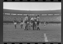 Fotografia "Jogos Campeonato Carioca; 'CAMPEONATO CARIOCA DE 1963' de PROFISSIONAIS (1º Turno) Jogos Vasco x Fluminense (3 x 1) Botafogo x Canto do Rio (3 x 0) America x Madureira (5 x 2) e Olaria x Portuguesa, Reportagem de Esporte" ([Local n/d] , 1963) [negativo]. / Fotógrafo(a): Equipe.  -- ITEM-0105.