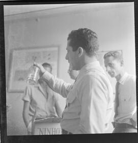 Fotografia "VIÚVA NEGRA'; INSETOS _ 'Viuva Negra (aranha)' - FAB e outras autoridades na Ilha do Governador vão dar caça e exterminar as Aranhas 'Viuvas [Viúvas] Negras'" ([Local n/d] , 1961) [negativo]. / Fotógrafo(a): L. SANTOS.  -- ITEM-0001.