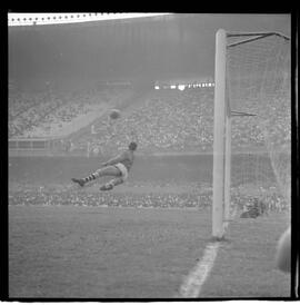 Fotografia "CAMPEONATO CARIOCA DE PROFISSIONAIS DE 1963 (1º TURNO) Jogos - Campeonato Carioca. Flamengo x Madureira (5 x 0) - Vasco x América (2 x 0) e Fluminense x Portuguesa (1 x 1). e Peter Kedzierski, homem voador dos EUA, (Vôo)" ([Local n/d] , 1963) [negativo]. / Fotógrafo(a): Equipe.  -- ITEM-0145.