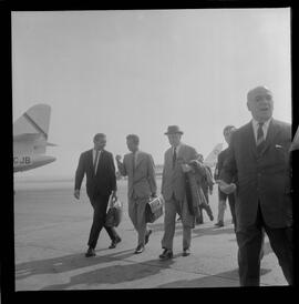 Fotografia "Chegada do Soviético que vem trazer prêmio para o Niemayer [Niemeyer], no Galeão (Prof. Dmitry Skobeltzin), Reportagem de [sem repórter]" ([Local n/d] , 1963) [negativo]. / Fotógrafo(a): Joel.  -- ITEM-0002.